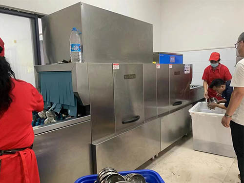 周口飯店洗碗機-長龍式洗碗機安裝現(xiàn)場